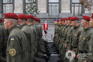 То, чего не увидишь на параде: на репетиции праздничного марша военным лечили мозоли и засыпали поцелуями