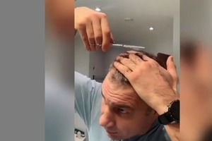 Пальчики подставил - и красавчик. Кличко показал, как стрижет сам себя на карантине