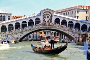 Влюбленные украли в Венеции гондолу ради 