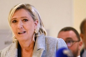 Куда ни прикоснется россия - везде воровство. Во Франции судят Марин Ле Пен