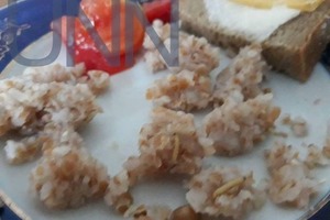 В детсаду ребенка накормили кашей с червями. Мерзкие фото