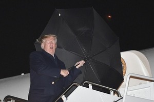 Як одноразову: Трамп знову зганьбився в ситуації з парасолькою