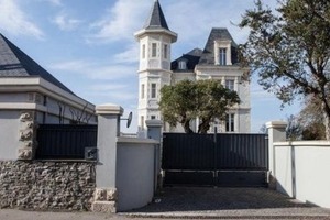 Активісти і місцеві жителі влаштували акцію ганьби біля замку дочки Путіна у Франції