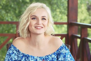 Поліна Гагаріна оголила груди