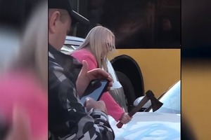 З'ясувалося, навіщо дівчина порубала сокирою Porsche в центрі Києва