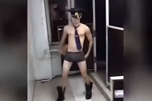 Курсанты летного училища в РФ сняли эротический клип в общежитии