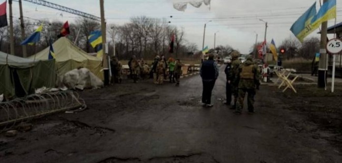 Первый этап блокады Донбасса завершен требования блокадников не выполнены- активист