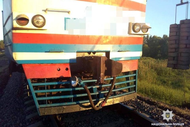 Части тел разбросало по колеям: страшная авария с поездом на Харьковщине
