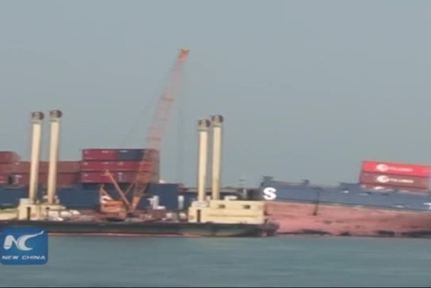 Возле берегов Тайваня нефтяной танкер сел на мель и раскололся пополам