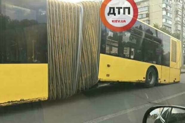 В Киеве маршрутный автобус с пассажирами развалился прямо на дороге