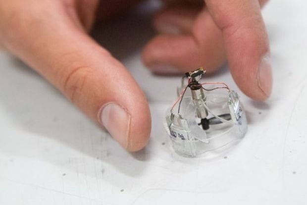 Ученые создали самый маленький дрон с источником энергии на борту
