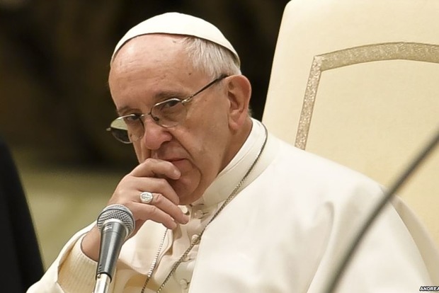 Папа Римський попросив відмовитися від телефонів в церкві