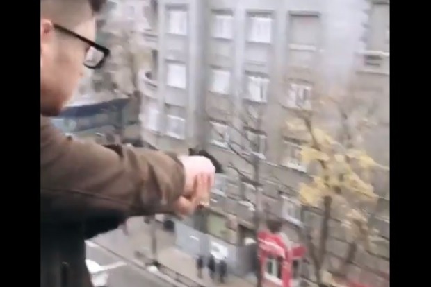  Студент харьковского университета ради развлечения палил с балкона по прохожим из пистолета 
