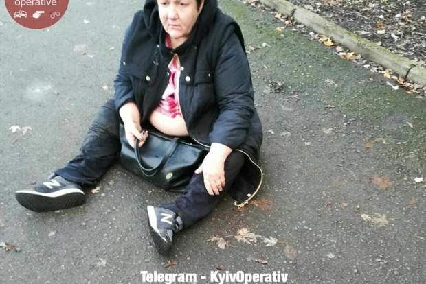 П'яна жінка у Києві випала з авто і заснула на асфальті
