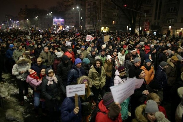 Десятки тысяч людей вышли на антиправительственные протесты‍ в Румынии