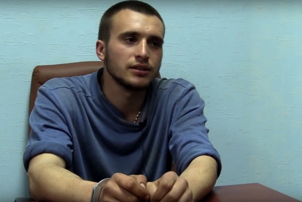 Попавшего в плен украинского военного пытают. Видео допроса
