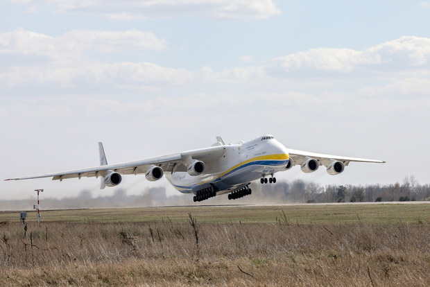 Украинская Мрия Ан-225 снесла забор на британской базе (видео)