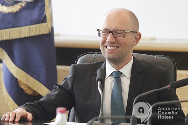 Минобороны Украины наградило Яценюка пулеметом