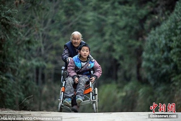 В Китае старушка проходит в день 24 км, чтобы отвезти внука с инвалидностью в школу