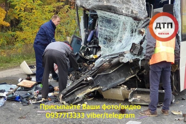 Автобус з акторами з Дизель шоу потрапив в ДТП під Києвом. Є жертви і постраждалі (18+)