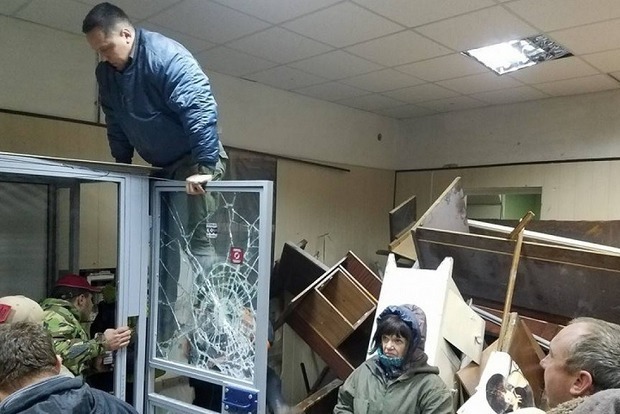 Суд посадил под домашний арест активистов, разгромивших киевский суд