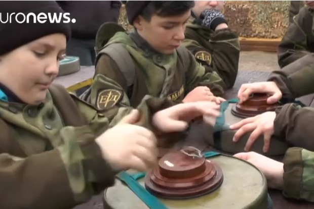 Euronews показав сюжет про школярів-мінерів у Криму без згадки про анексію півострова