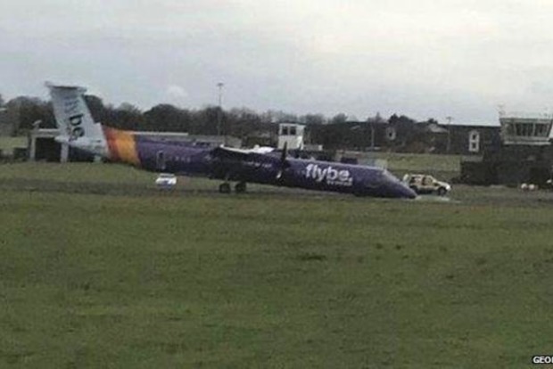 Британский пилот аварийно посадил на нос самолет