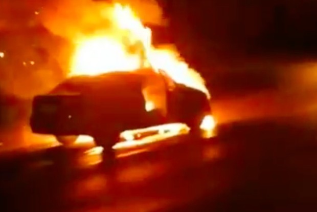Іномарка з людьми загорілася посеред дороги в Києві