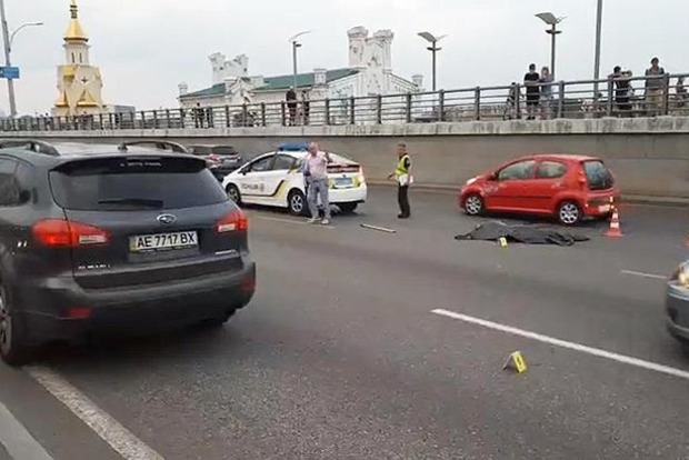 На Набережній у Києві пішохід позбувся голови