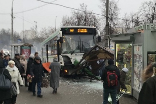 Автобус зніс зупинку з людьми в Москві, двоє загиблих