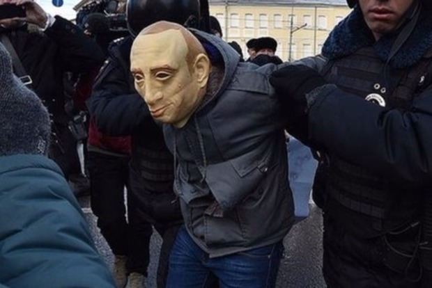 В России активист, которого задержали за прогулку в маске Путина, сбежал из зала суда