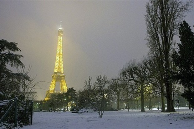 В Париже Эйфелеву башню закрыли для посетителей: названа причина