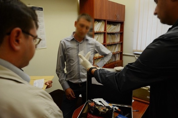 Полицейский из Львовской области требовал деньги за разрешение на оружие