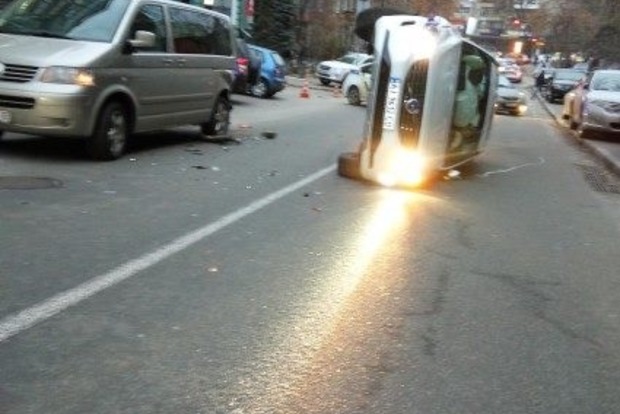 В Киеве перевернулась иномарка, есть пострадавшие