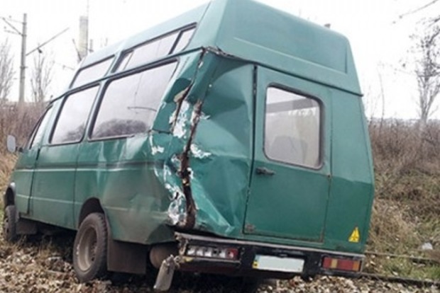 На Донбассе военные протаранили пассажирский микроавтобус
