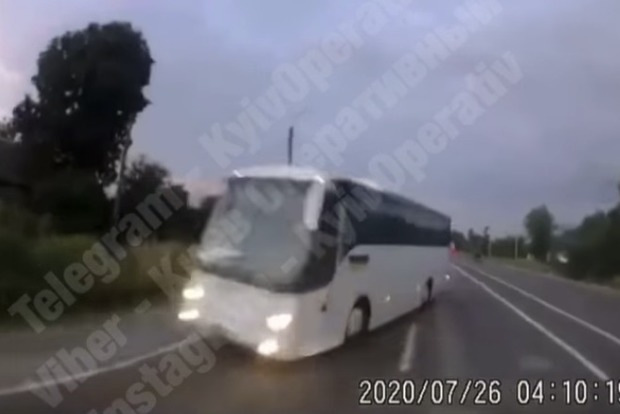Снова смертельное ДТП под Киевом. Автобус со взрослыми и детьми попал аварию (видео)