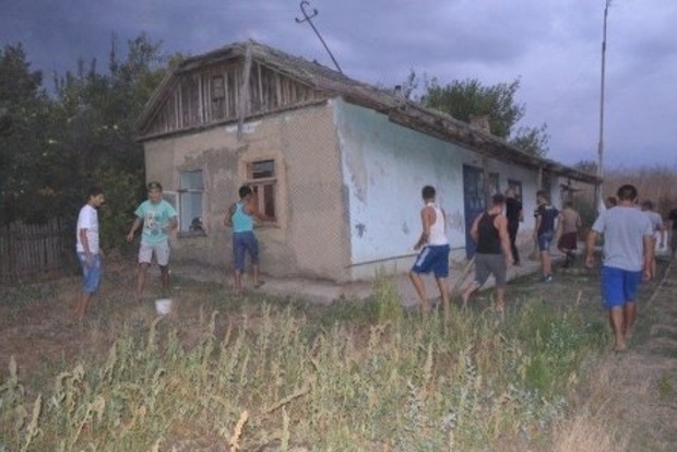 В Одесской области селяне разгромили дома ромов, подозревая одного из них в убийстве маленькой девочки (видео)