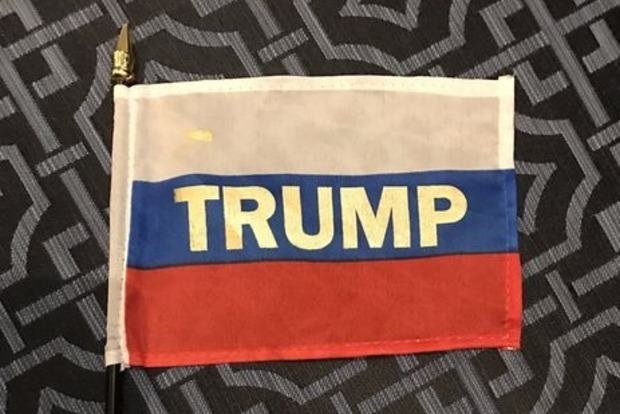 В США на конференции с участием Трампа раздали триколоры РФ