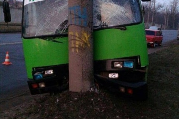В Харькове маршрутный автобус въехал в столб