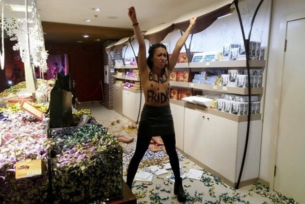 Солодка і гола. Активістка Femen влаштувала погром у магазині Roshen