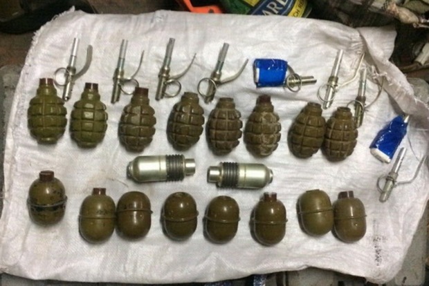 Ружья, гранаты и ножи: у жителя Киева в гараже обнаружили склад оружия