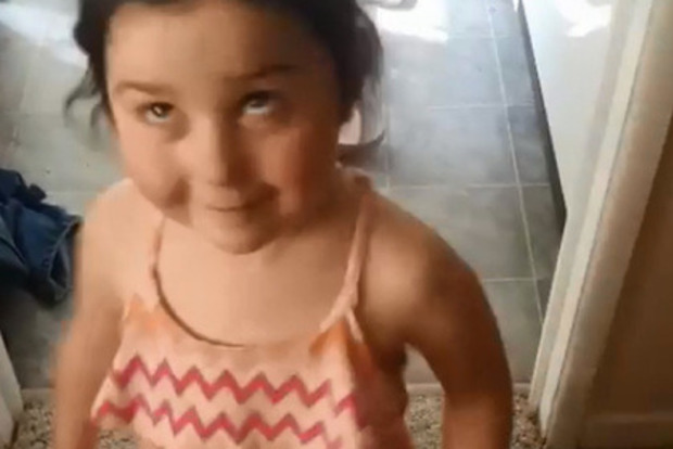 Трирічній дівчинці заборонили ходити в садок через «відверту» сукню