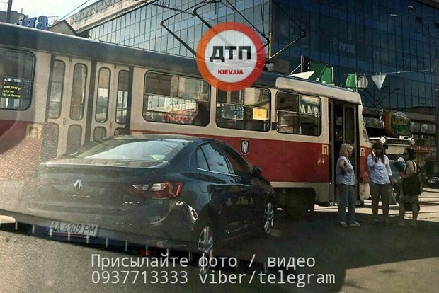 В Киеве девушка за рулем врезалась в трамвай