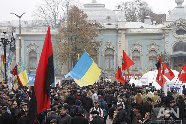Под Радой снова собрался многочисленный митинг. Ждут Саакашвили