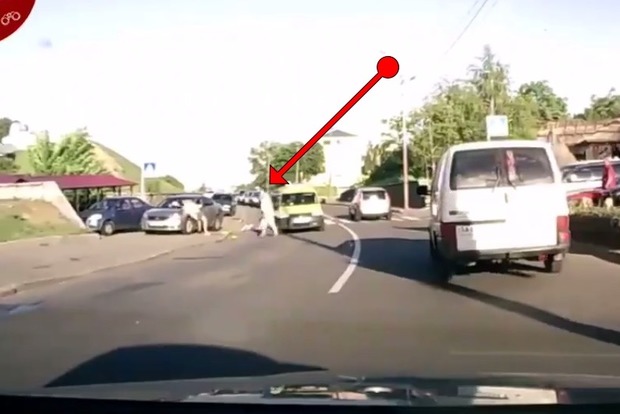 У Києві бійка водія і пішохода потрапила на відеореєстратор