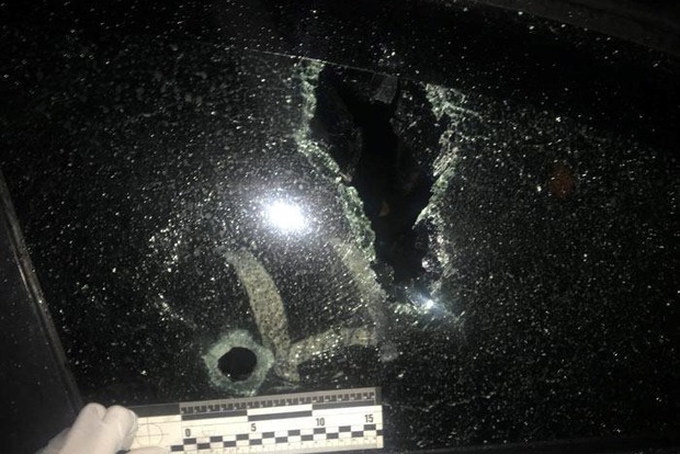 На Донбасі впритул розстріляли автомобіль з водієм