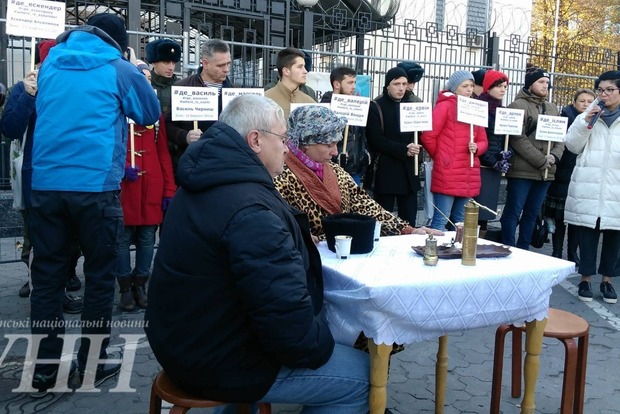 В Киеве у посольства РФ началась акция поддержки пропавших в Крыму