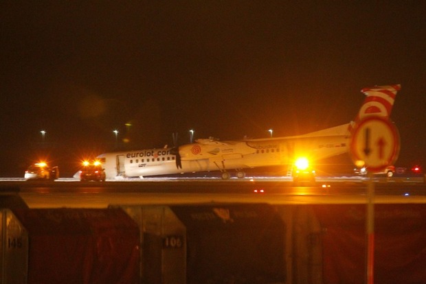 Небезпечний рейс: літак без переднього шасі здійснив аварійну посадку в Польщі