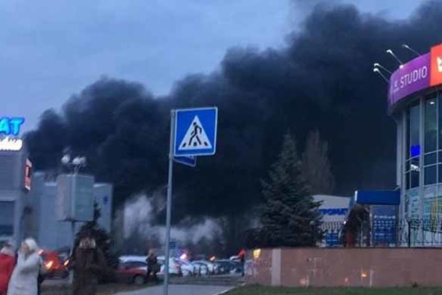 У Києві палає ТЦ «Агромат». З'явилося відео