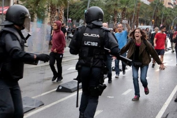 11 полицейских и более 300 гражданских получили ранения во время референдума в Каталонии 